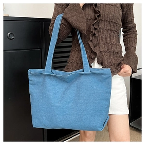 Minimalist light blue canvas tote bag made of cotton linen for daily shoulder wear