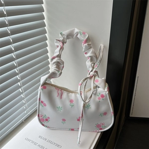 Sac sous le bras en nylon floral avec imprimés roses et anse froncée pour un style d'été