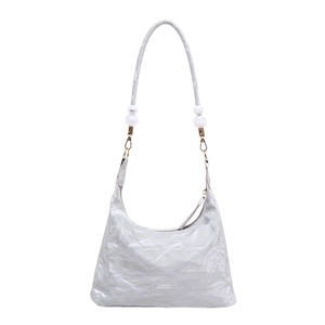 Sac hobo argenté métallisé avec texture froissée brillante et détails de perles blanches