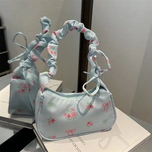 Sac sous le bras en nylon bleu clair avec fleurs roses et poignée nuage froncée