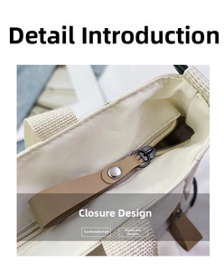 Dettaglio di una borsa in nylon beige con cerniera e tirante in pelle marrone
