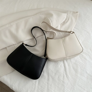 Sac à bandoulière chic en cuir mat décliné en coloris noir classique et blanc crème