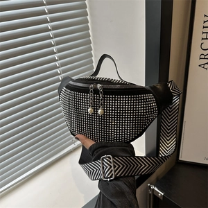 Sac banane en cuir noir avec clous argentés et large bandoulière à motif chevron