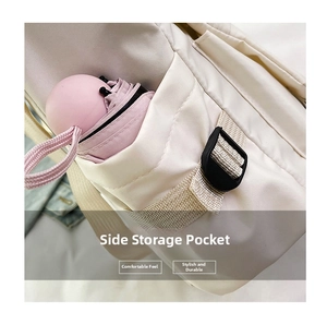 Dettaglio della tasca laterale di una borsa in nylon con mini ombrello rosa
