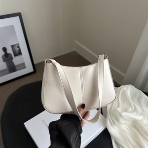 Sac sous le bras minimaliste en cuir blanc cassé avec coutures verticales et style épuré