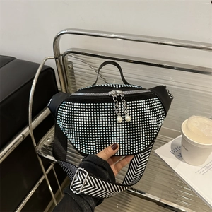 Sac banane noir à strass élégant avec large bandoulière rayée et détail de perle