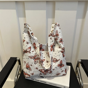 Sac hobo blanc moderne pour femme avec imprimé papillon et détails en métal doré chic