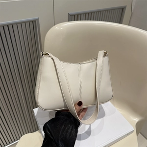 Sac à bandoulière minimaliste crème avec surpiqûres et sangle en cuir pour femmes