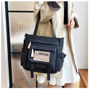 Dettagli della borsa a tracolla in nylon nero con tasche multiple e fibbie