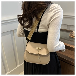 Détail du sac beige avec bandoulière en jacquard et fermoir métallique doré