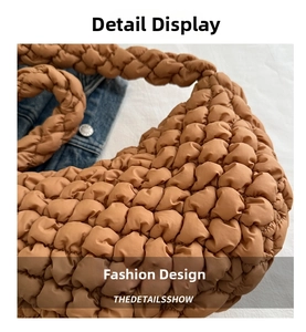 Détails de la sacoche nuage marron avec texture matelassée et bandoulière tressée