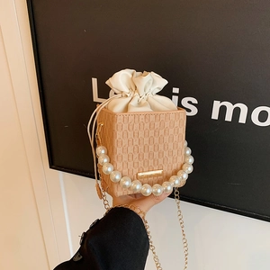 Sac à main à damier avec poignée en perles et bandoulière en chaîne dorée