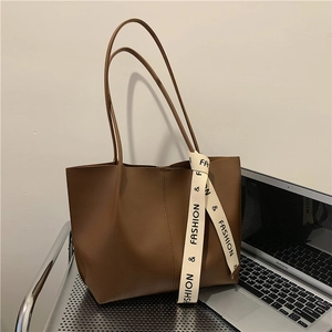 Grand sac cabas marron en similicuir avec ruban décoratif sur support en métal