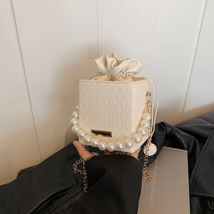 Sac seau blanc à carreaux avec grande poignée en perles et fine bandoulière dorée