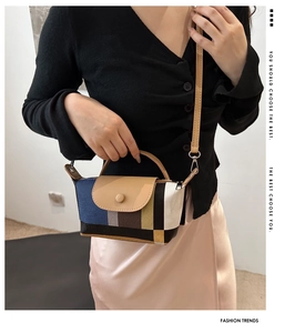 Gros plan du sac à main géométrique color-block avec rabat beige et bandoulière