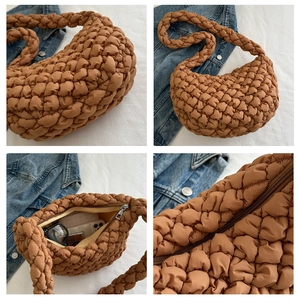 Détails de la texture matelassée marron et de la poignée tressée du grand sac bandoulière