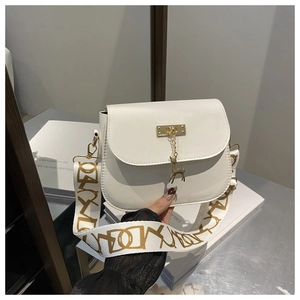 Vue détaillée du sac bandoulière blanc avec breloque cerf dorée et sangle à motifs chic