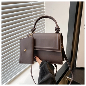 Sac bandoulière marron foncé avec nœud de poignée et mini pochette assortie