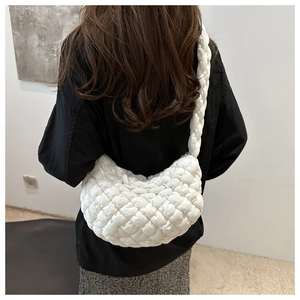 Détail du sac bandoulière blanc matelassé avec texture nuage douce et large sangle