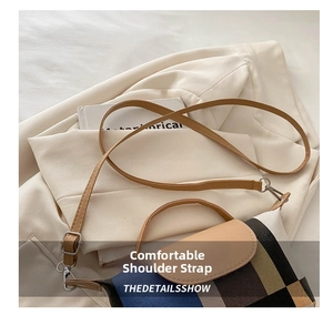 Détail de la bandoulière marron réglable et du petit sac à carreaux multicolores
