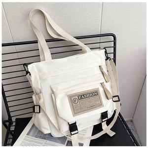 Dettaglio della borsa a tracolla in nylon bianco sporco con fibbia e toppa fashion