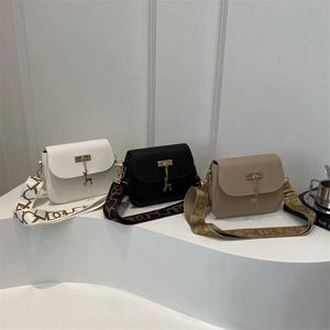 Sac Bandoulière Femme En Cuir PU Avec Pendentif Cerf Doré Sac À Rabat Rétro Avec Large Sangle En Jacquard Tendance