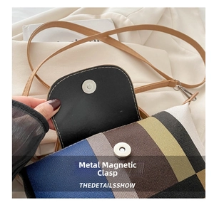 Détail du fermoir magnétique sur un sac à bandoulière tissé à carreaux colorés