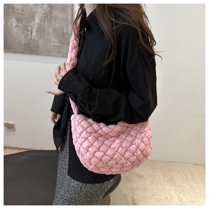 Détail du sac nuage matelassé rose avec plis texturés et bandoulière tissée assortie