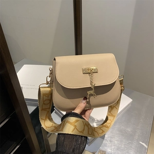 Sac bandoulière minimaliste abricot avec pendentif cerf doré et bandoulière jacquard