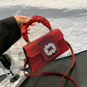 Borsa rossa stampa coccodrillo con fibbia di cristalli e manico a nuvola