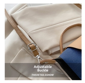 Détail de la boucle en métal argenté sur sac en tissu bleu avec bandoulière marron