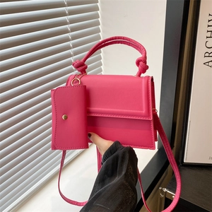 Sac bandoulière rose rouge chic avec poignée nouée et mini pochette assortie pour l'été