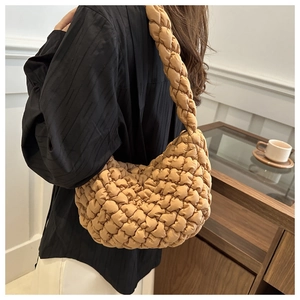 Sac bandoulière nuage matelassé avec bandoulière torsadée dans un décor de style minimaliste