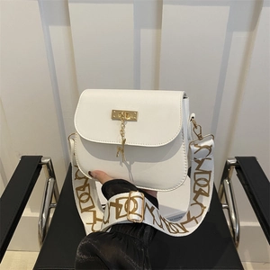 Sacoche selle blanche en cuir minimaliste avec breloque cerf et large bandoulière
