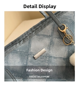 Detailansicht der Denim-Tasche mit Rautensteppung und silberner Metallplatte