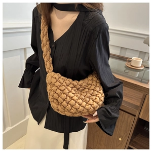 Détail du sac nuage camel avec texture matelassée et bandoulière tressée épaisse