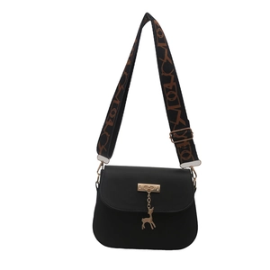 Sac bandoulière minimaliste noir mat en forme de coquille avec sangle à motif et cerf