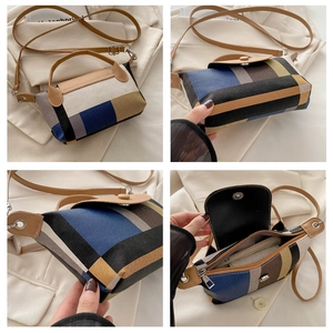 Détails du mini sac à bandoulière en toile géométrique montrant l'espace de rangement interne