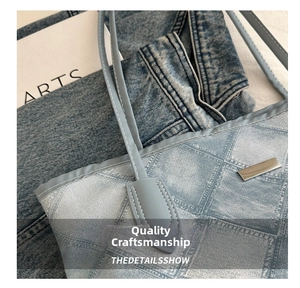 Detail einer blauen Denim-Tragetasche mit Rautensteppung und silberner Metallplakette