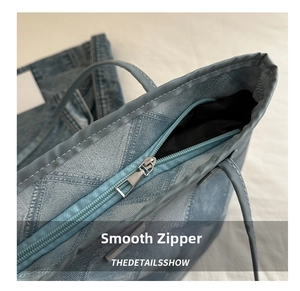 Makroansicht des glatten Reißverschlusses und der Stoffstruktur der Denim-Tasche