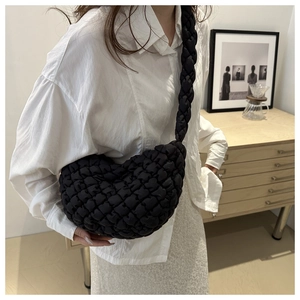 Détail du sac nuage noir matelassé avec anse tressée et texture douce et élégante