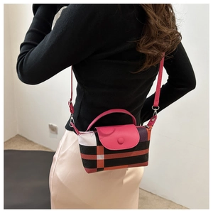 Détail du petit sac bandoulière à carreaux avec sangle et rabat en cuir rose