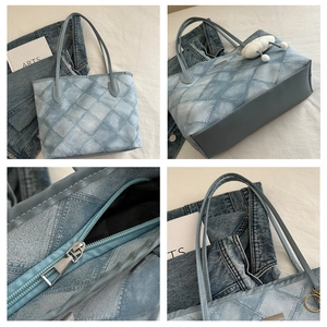 Detailansichten der hellblauen Denim-Tragetasche mit Rautensteppung und Plüsch-Anhänger