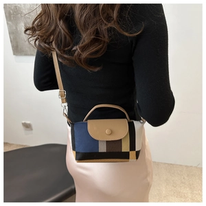Détail du mini sac bandoulière à motif géométrique coloré avec sangle et poignée en cuir