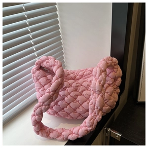 Détail du sac à bandoulière rose matelassé avec texture bouffante et fermeture éclair