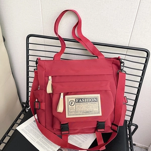 Grande borsa a tracolla in nylon rosso con cinghia regolabile per il pendolare