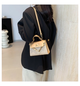 Dettaglio della borsa stile Kelly con paillettes oro champagne ed elegante chiusura in metallo