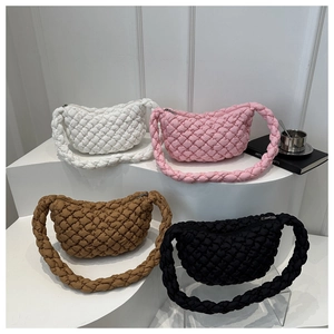 Détail de sacs nuages matelassés en nylon blanc, rose, marron et noir à texture bouffante