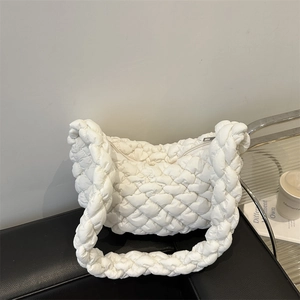 Sac bandoulière nuage blanc matelassé avec anse tressée et grande capacité ultra léger