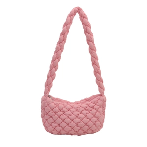 Sac nuage matelassé rose avec bandoulière tressée et texture douce rembourrée